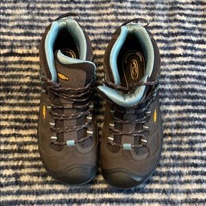 Keen hiking boots (never worn!)